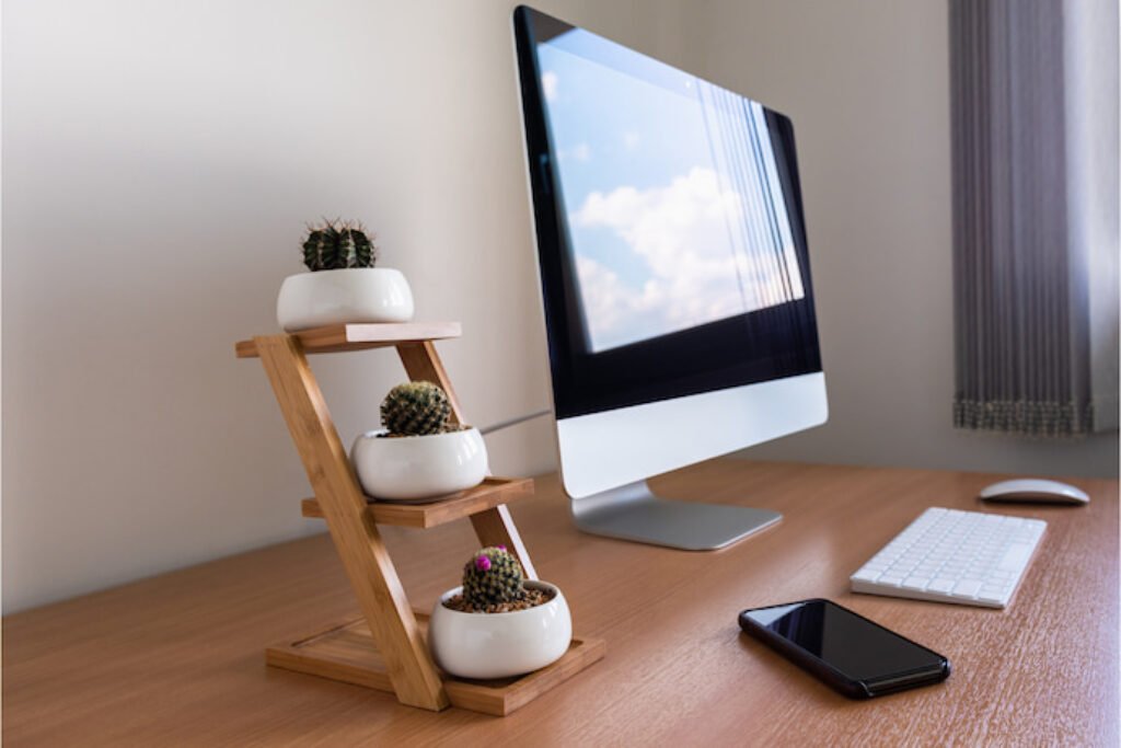 Foto de computador All in One em uma mesa de escritório 