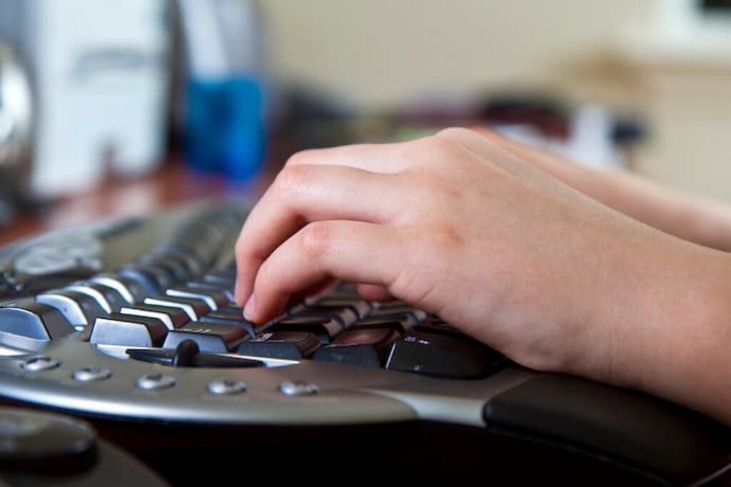 homem usando teclado sem fio