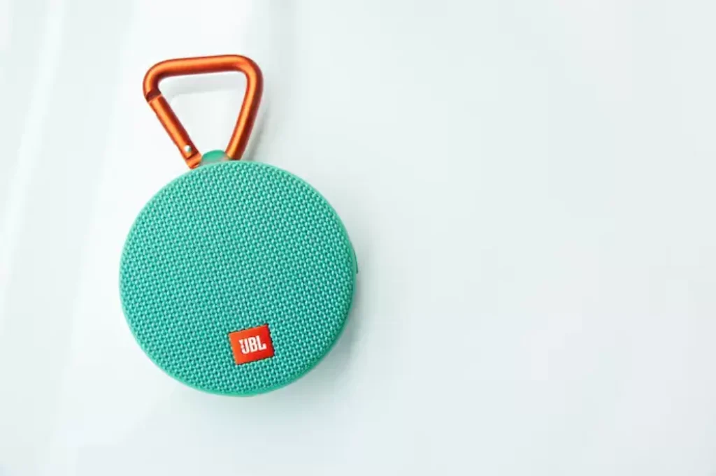 Caixa de som JBL azul com fundo branco