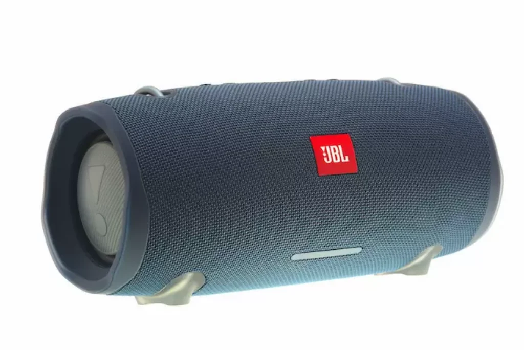 JBL preta com fundo branco 