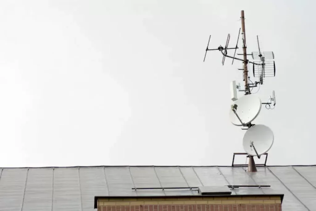 Antena no teto e céu cinzento 