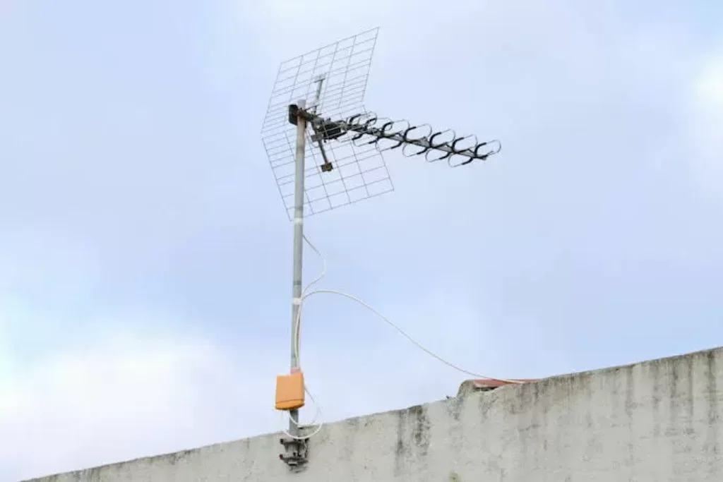 Antena digital externa e um muro cinza 