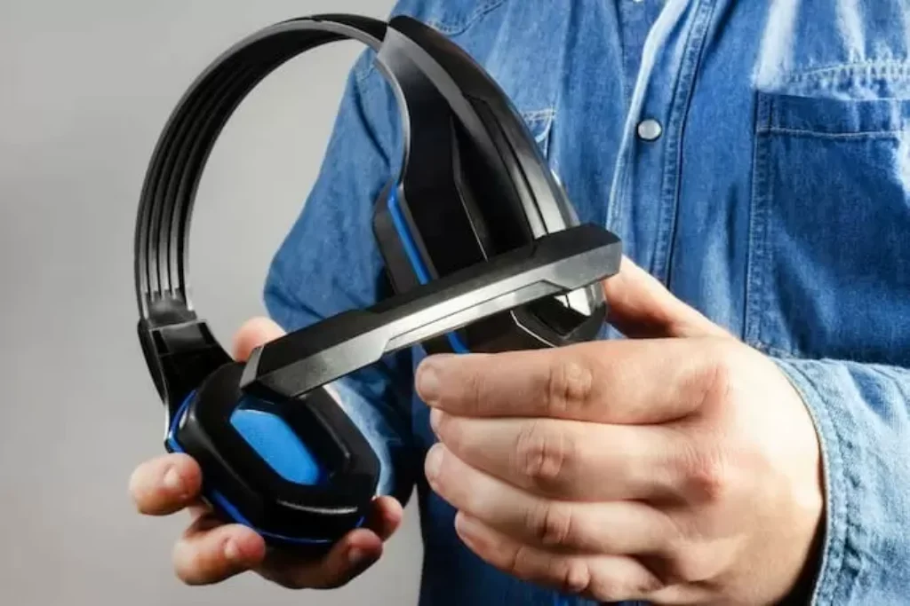 homem com headset na mão