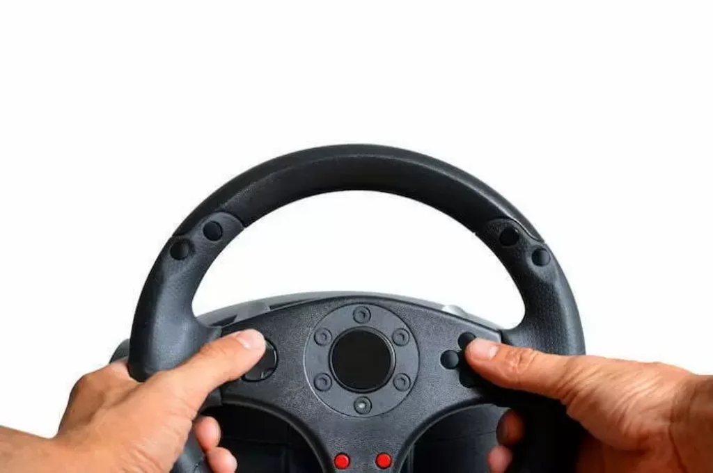 mãos em um volante gamer