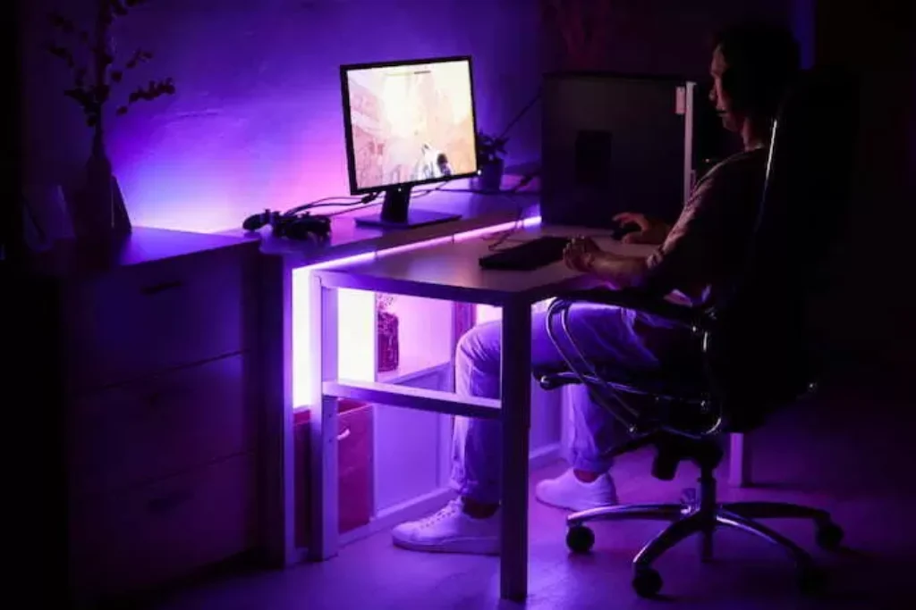 Mesa com LED roxo