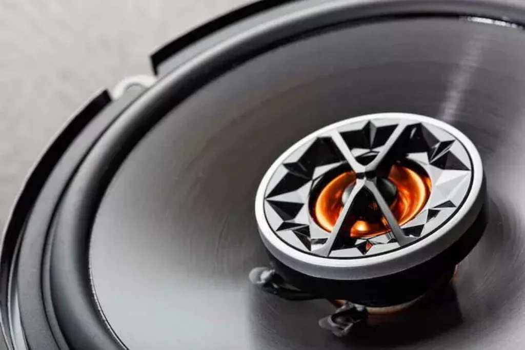 subwoofer preto e com detalhes em laranja 