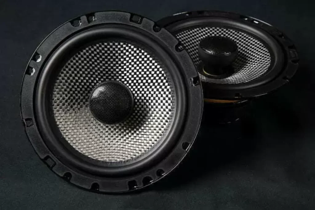 subwoofer preto com fundo preto