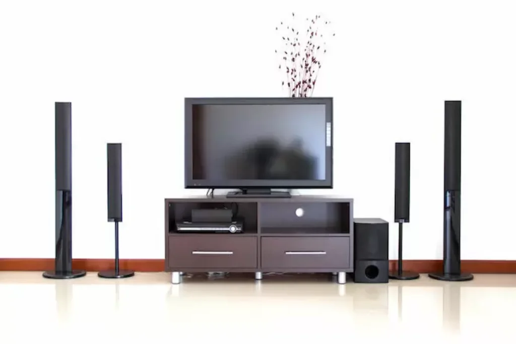 home theater, tv e fundo branco