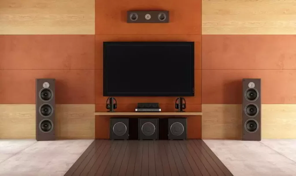 home theater, televisão e parede marrom 