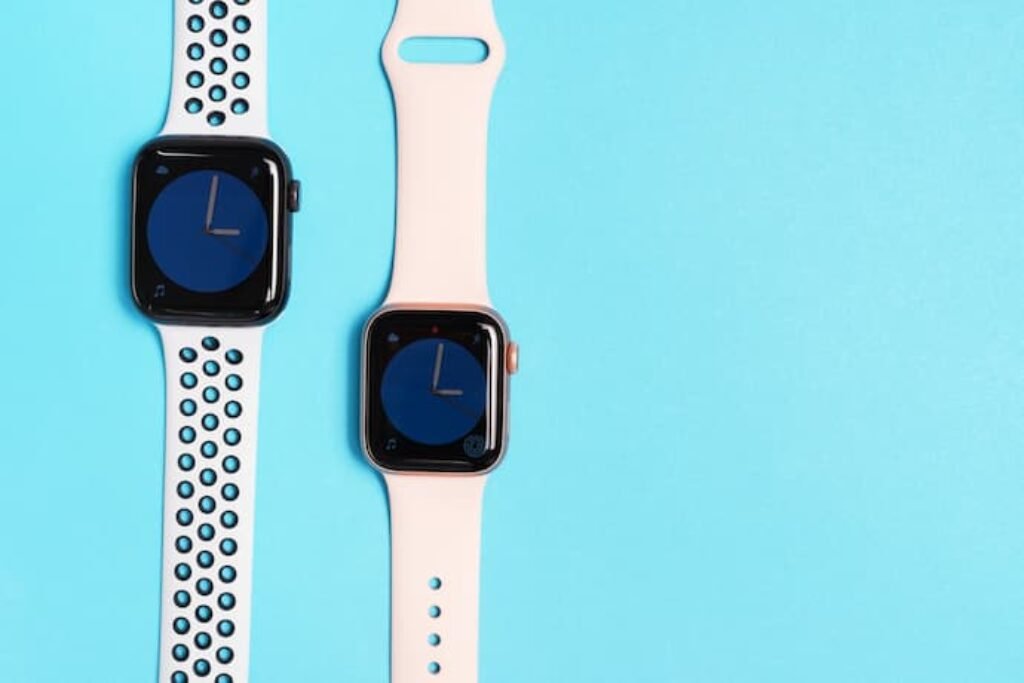 Smartwatches em fundo azul