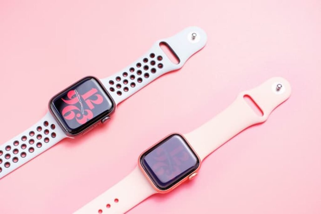 Smartwatches em fundo rosa