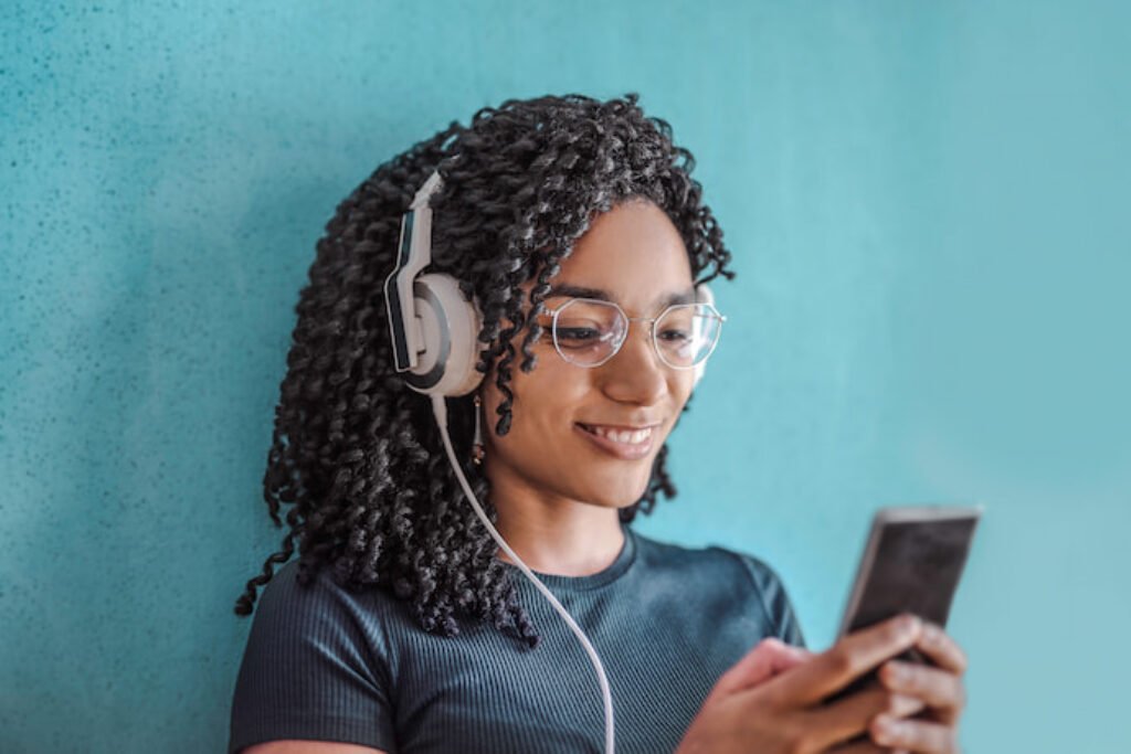 Mulher com fone de ouvido usando um smartphone