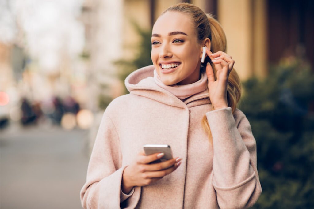 Mulher com um fone de ouvido sem fio