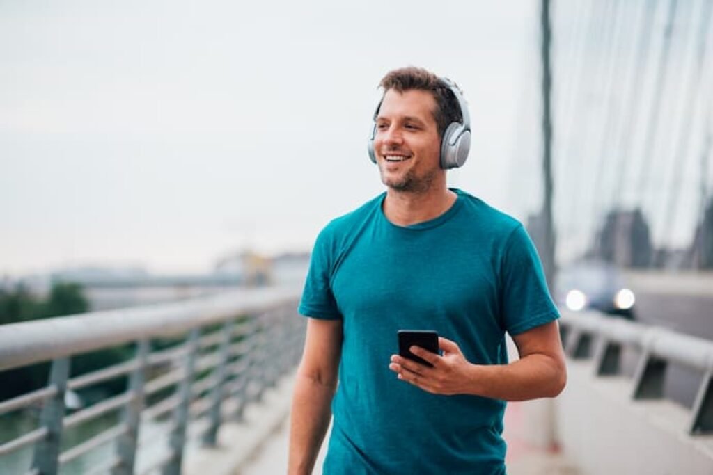 Homem andando com o headphone