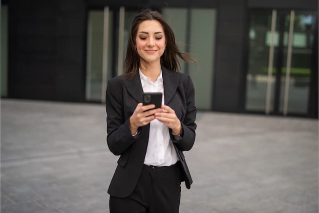 mulher usando o celular