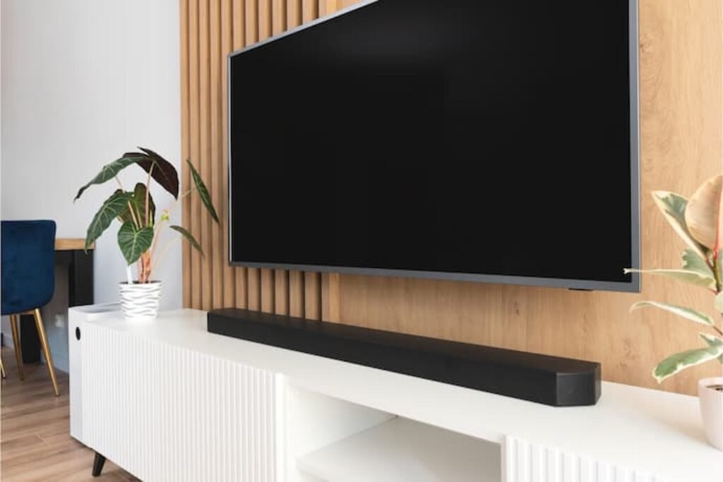 Soundbar no rack com tv