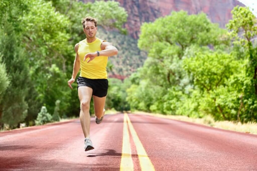 corredor utilizando seu relógio Garmin
