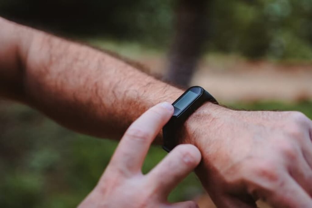 Homem vendo sua smartband
