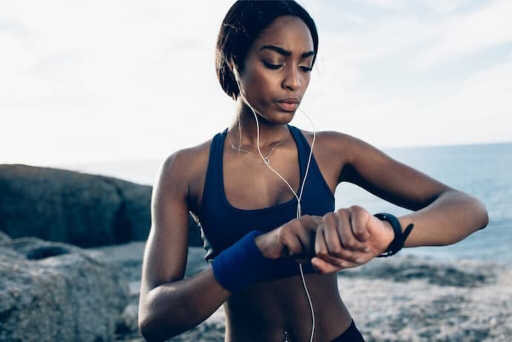 atleta feminina usando seu relógio