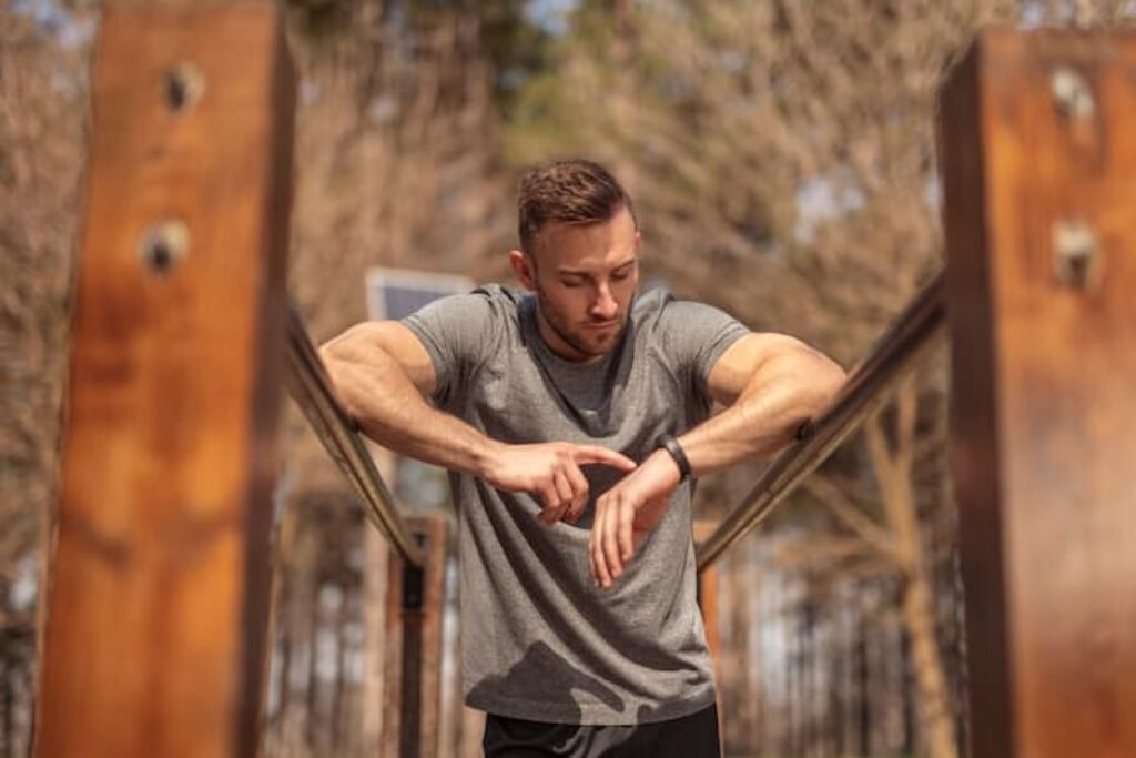 homem treinando com smartband