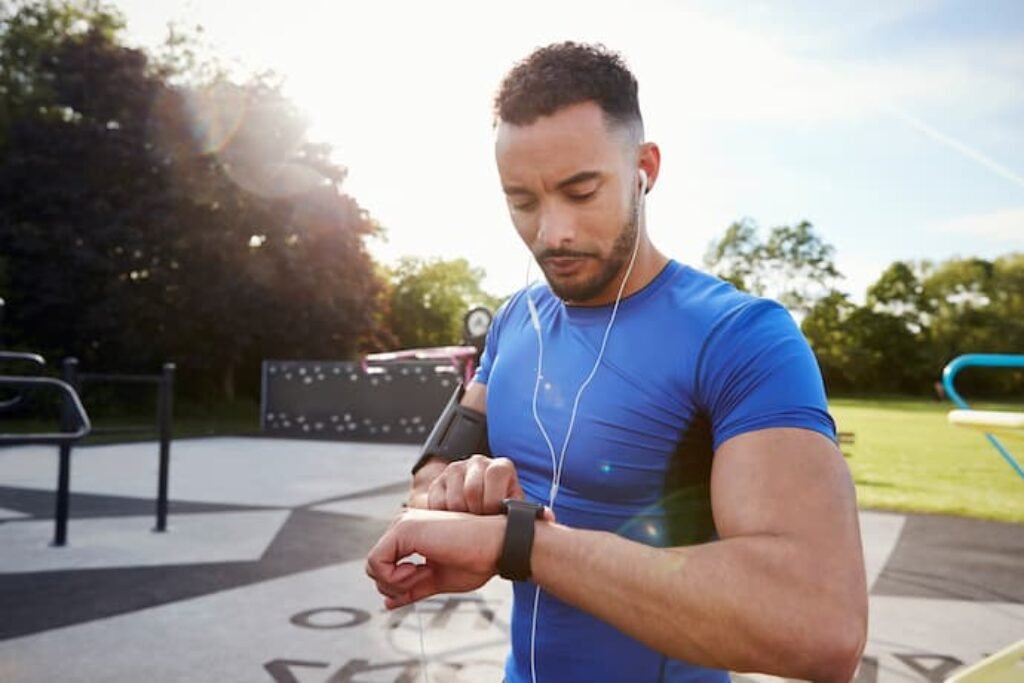 homem configurando seu relogio garmin