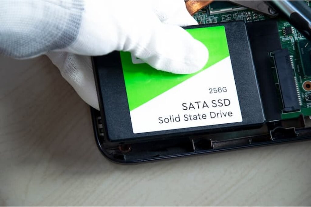 SSD sendo instalado