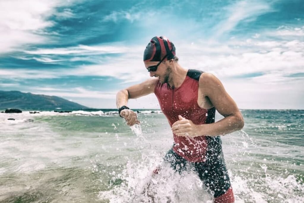 nadador saindo da agua com o relogio garmin
