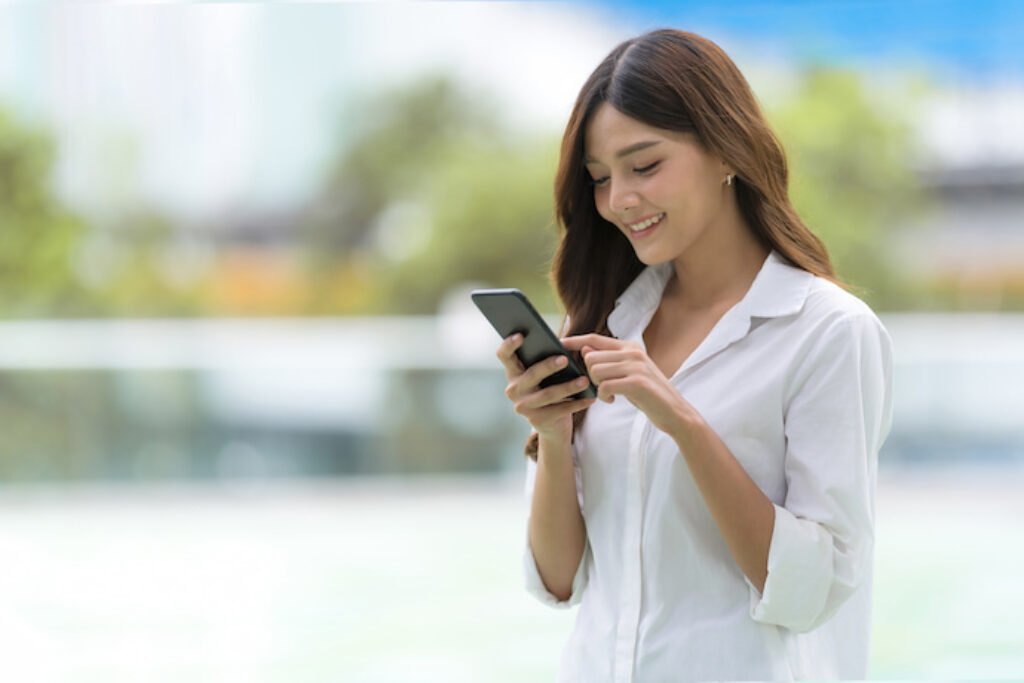 Foto, mulher feliz utilizando smartphone