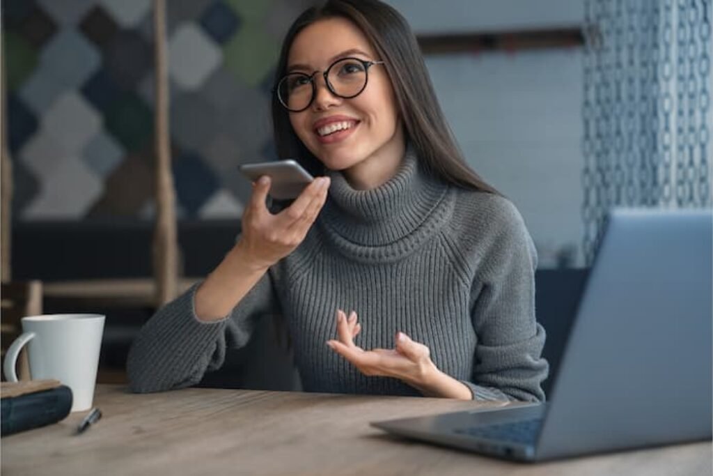 moça conversando com seu celular para trabalho