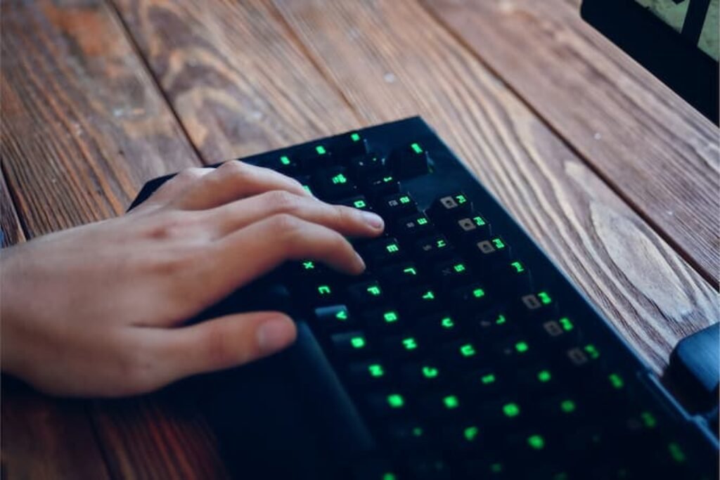 Pessoa usando um teclado gamer