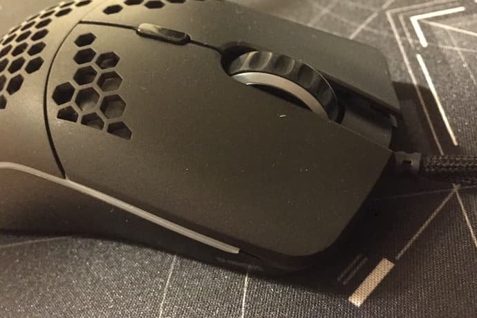 melhor mouse para black friday em uma mesa cinza