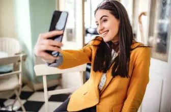 mulher tirando selfie com celular de tela grande