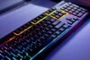 melhor teclado ergonômico com RGB em uma mesa escura