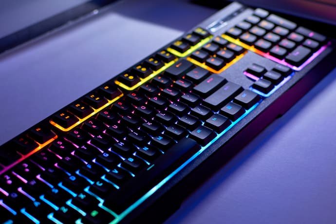 melhor teclado ergonômico com RGB em uma mesa escura