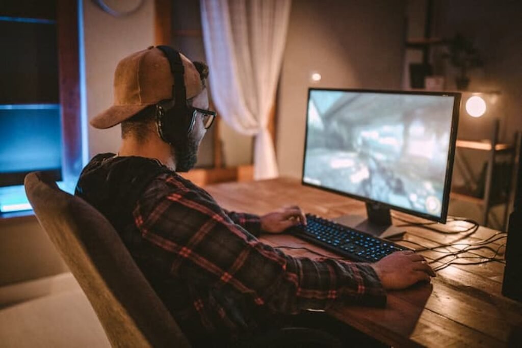 homem jogando no monitor gamer