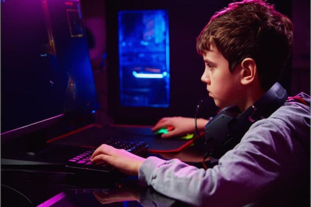 criança jogando com monitor gamer