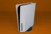 Um PS5 em fundo laranja
