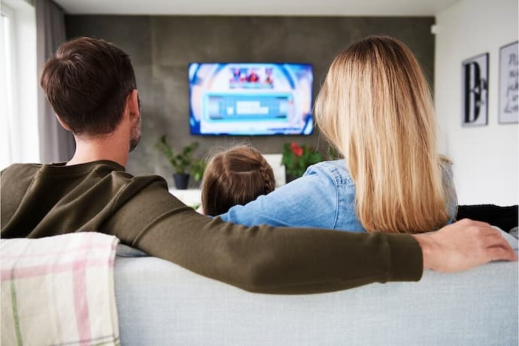 Familia vendo tv