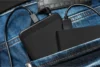 power bank e celular em um bolso jeans