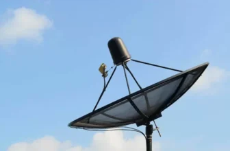 Antena e céu azul