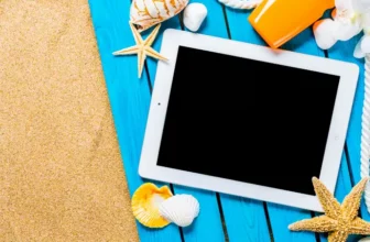 tablet para fotos sobre toalha em uma praia