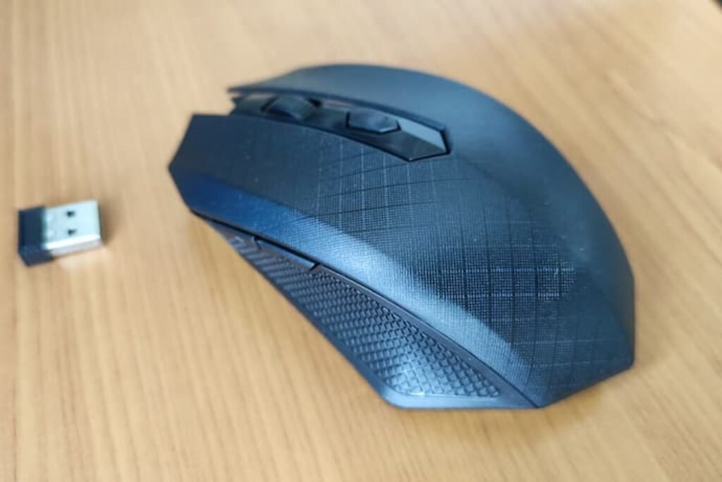 mouse sem fio na mesa