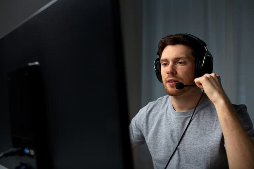 Homem jogando com headset