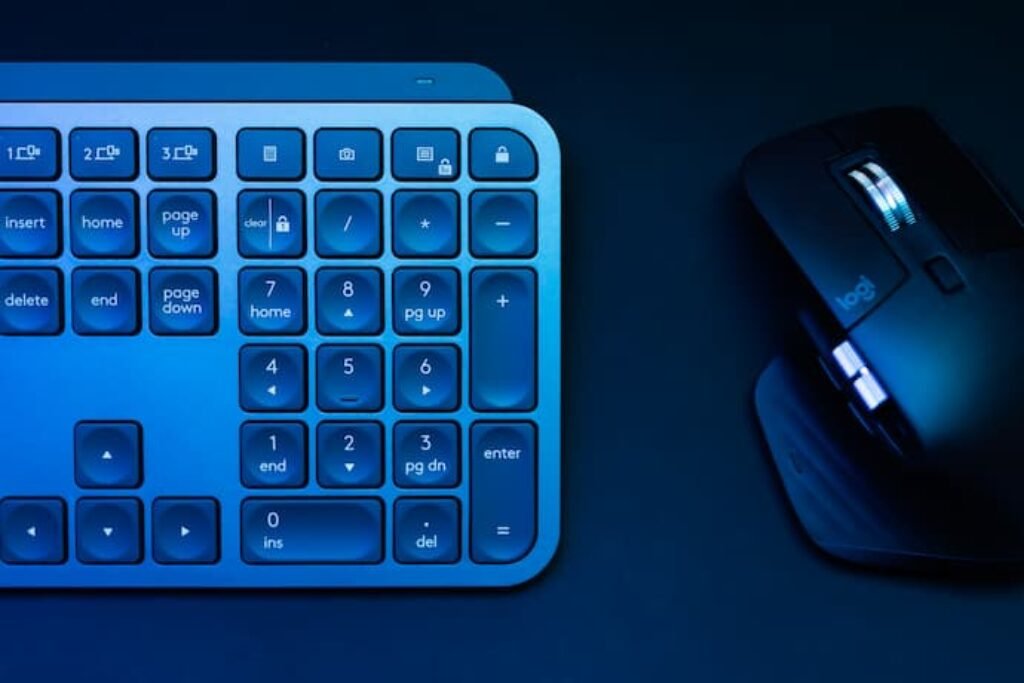 mouse gamer sem fio junto de teclado