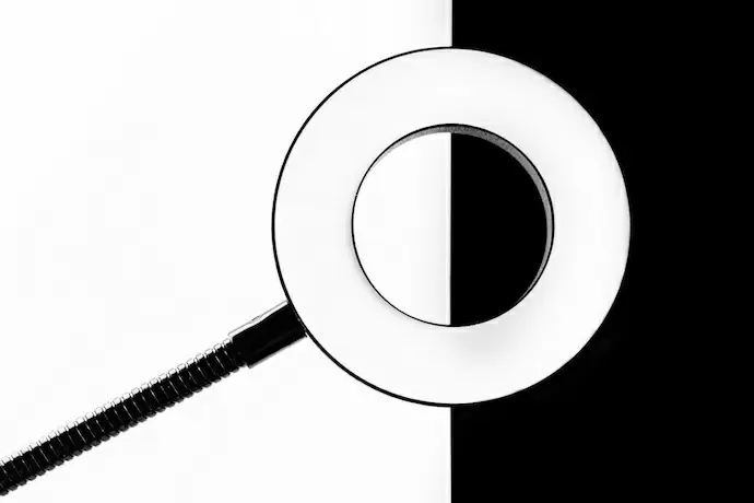 Ring Light com fundo preto e branco