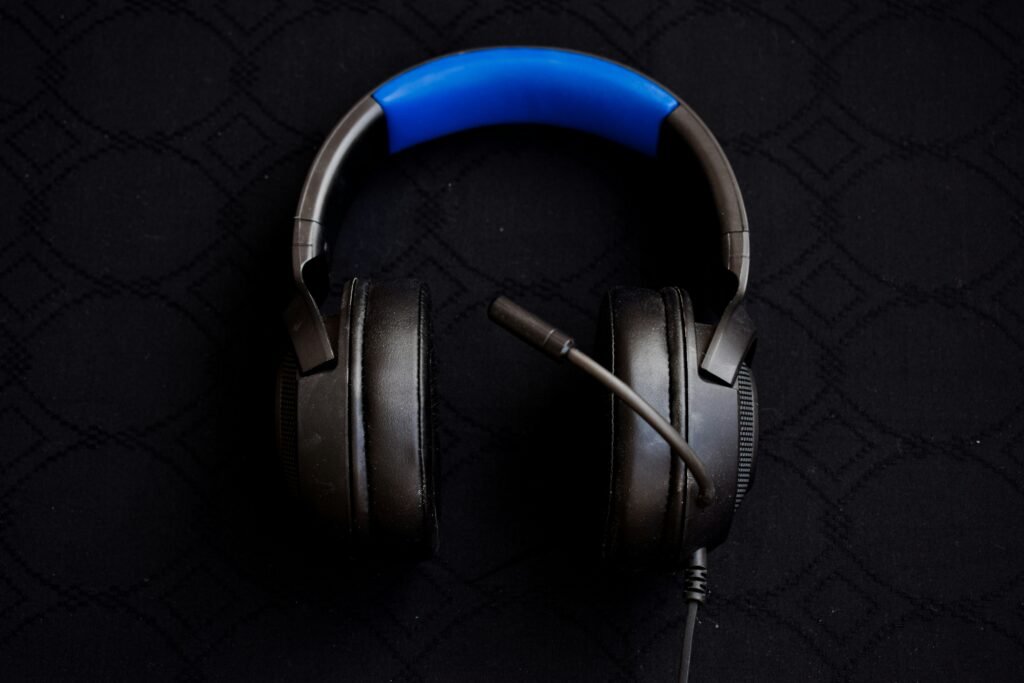 Headset preto com detalhe azul