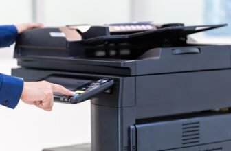 Uma impressora preta grande