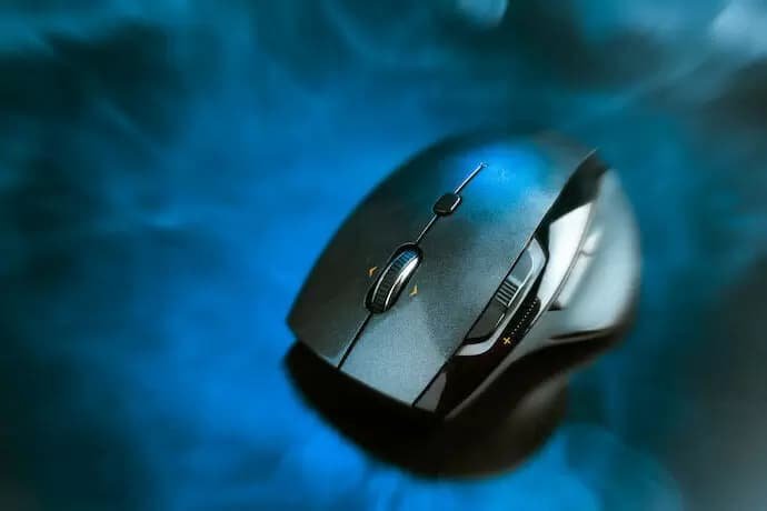 melhor mouse ergonômico sobre uma mesa azul