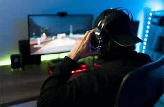 Alguém jogando no computador