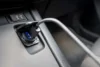 Um dispositivo sendo recarregado no carro